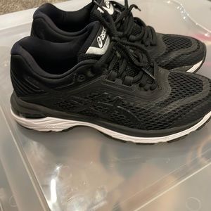 ASICS black tennis shoes